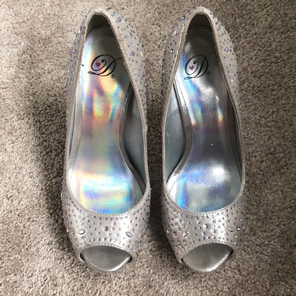 Peep toe pumps